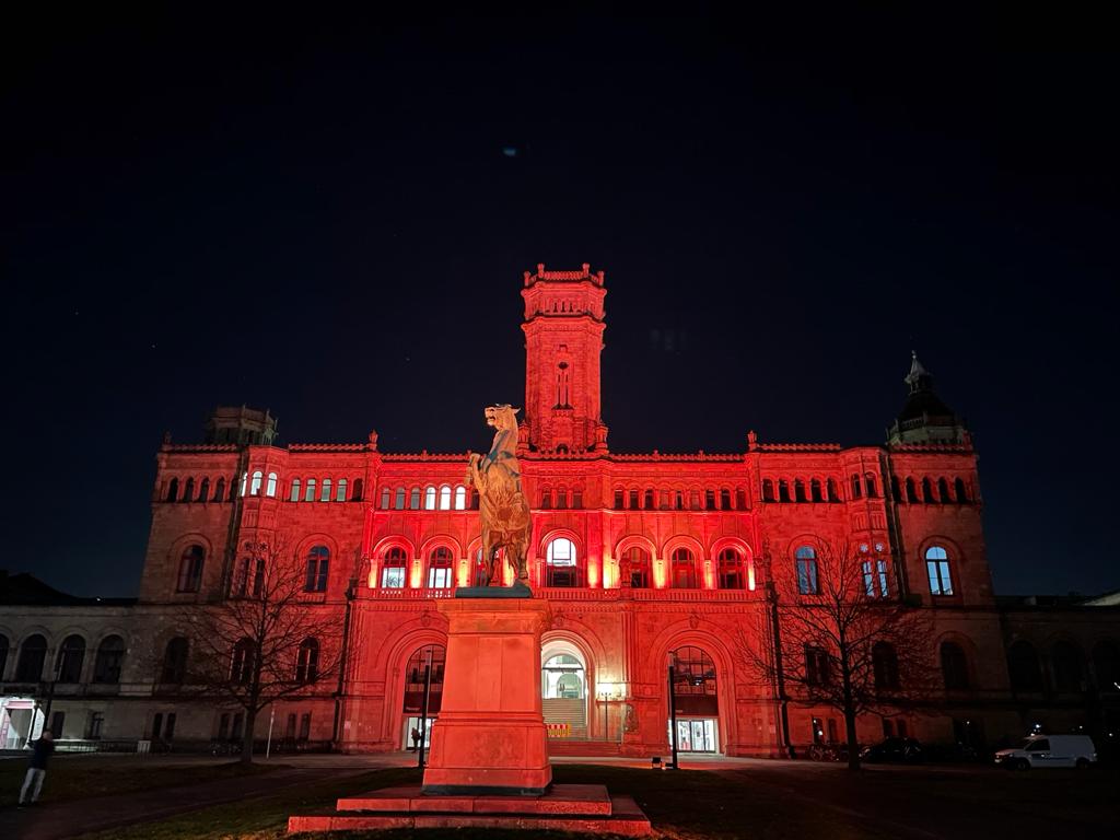 Das Welfenschloss leuchtet orange