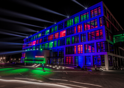 Rossmann Firmenzentrale leuchtet