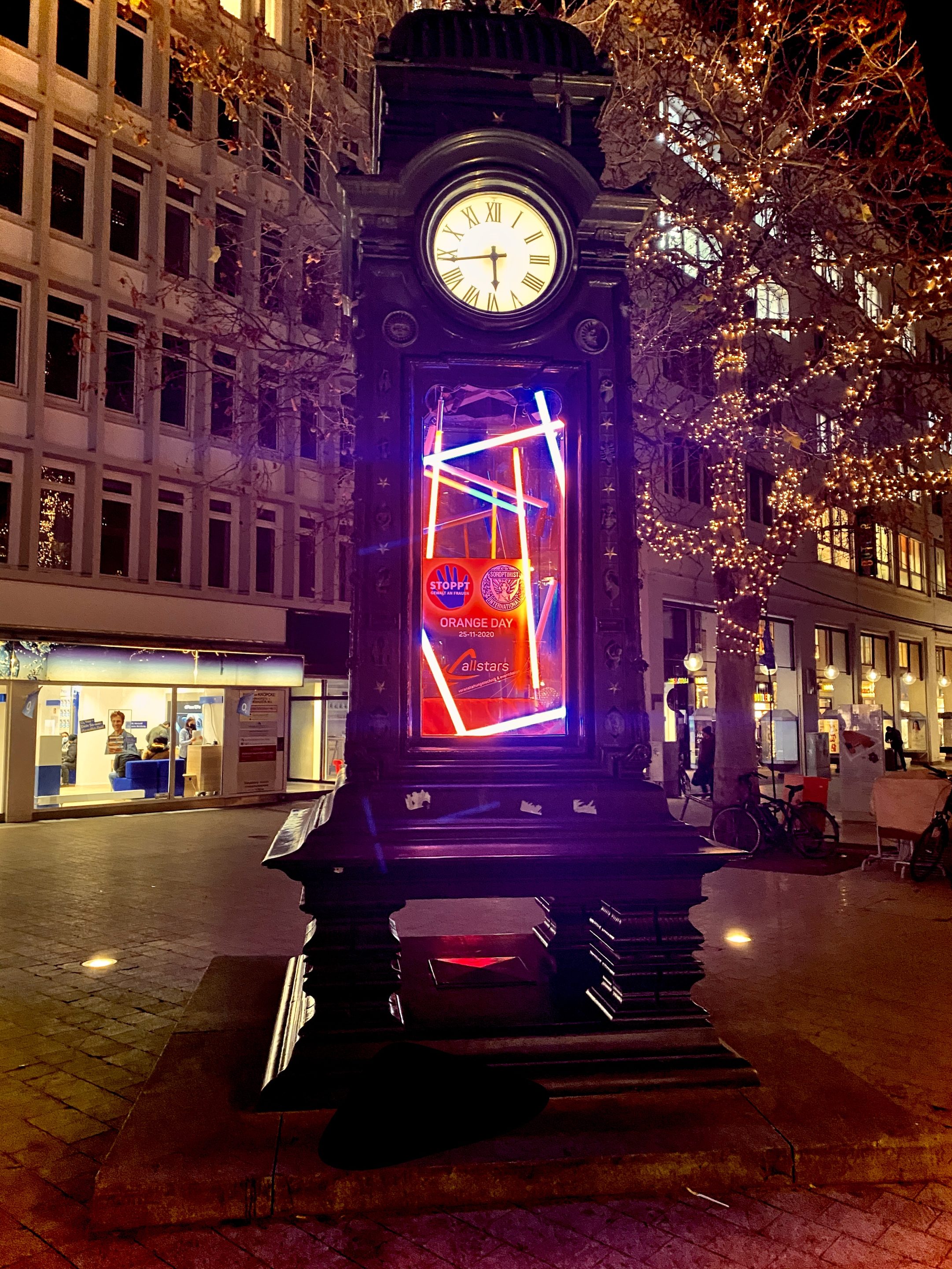 Lichtinstallation an der Kröpcke Uhr
