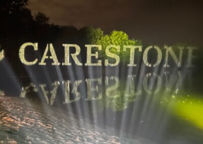 Logoprojektion auf Bäume