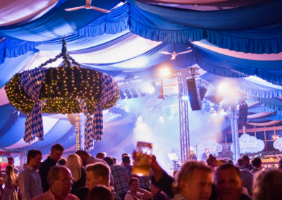 Projekt ON hat alles, was du für eine großartige Eventdekoration brauchst, von Oktoberfestkränzen bis zu karierten Stoffen.