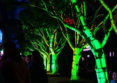 Projektion mit Videoprojektor auf Bäume