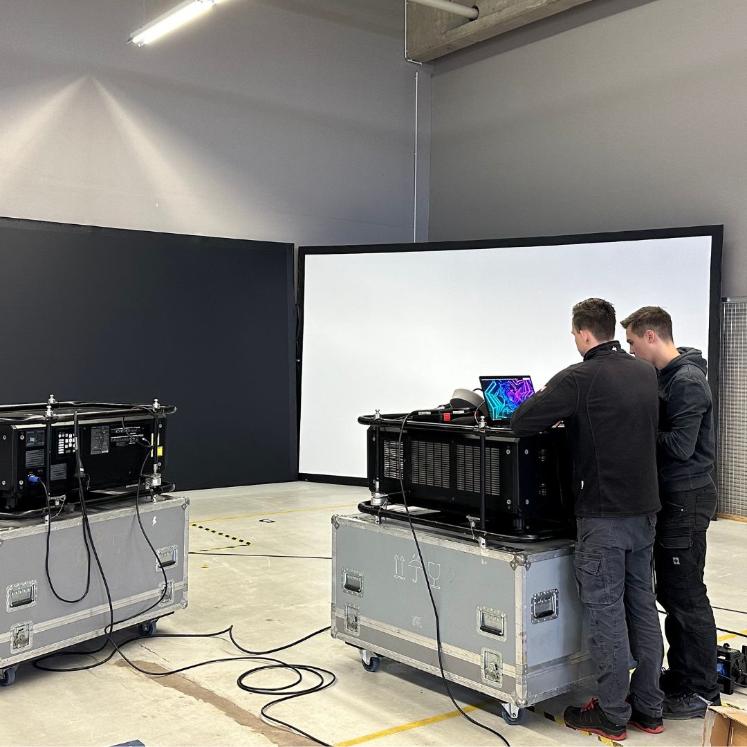 Viedeomapping an einem Firmengebäude bei Hannover. Videoprojektor mieten ✔ Einzigartiges Videomapping ✔ Jetzt anschauen! ➡️